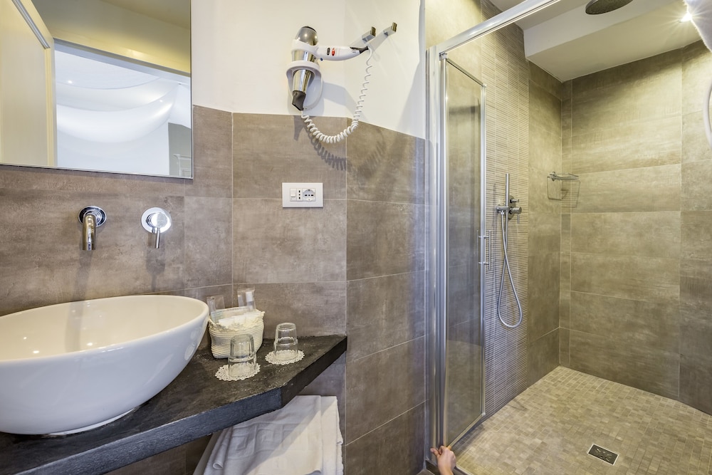 Luxury Suite - Photo 19