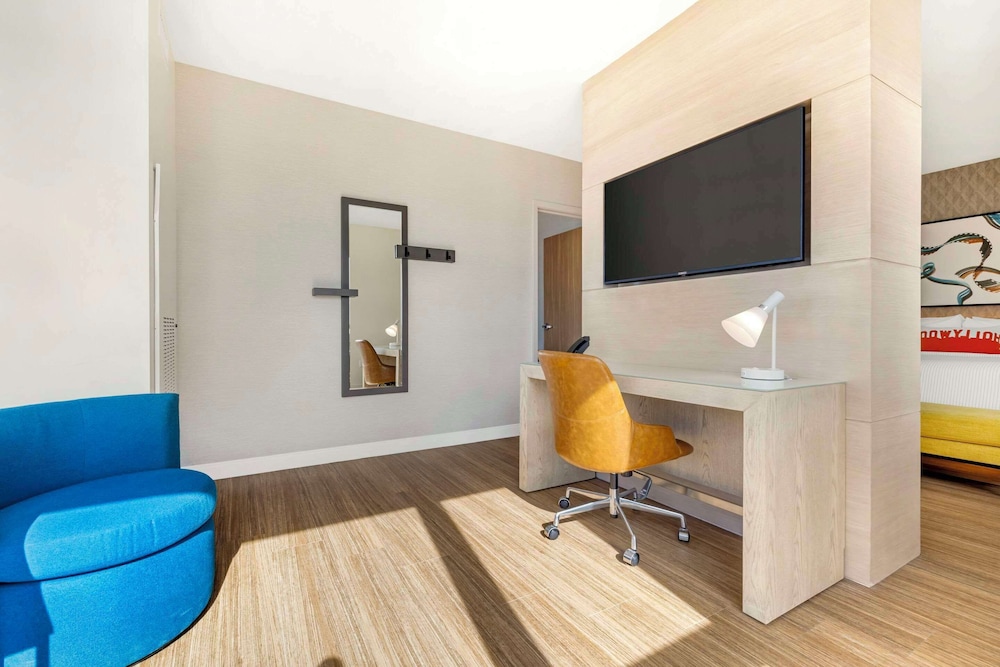Suite, 1 King Bed, Non Smoking (Upgrade) - Photo 11