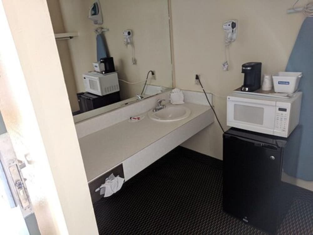 Room, 2 Queen Beds, Non Smoking - Photo 10
