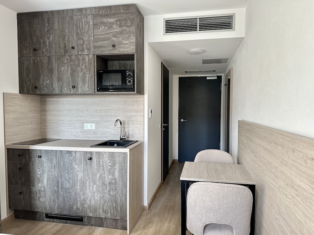 Studio Apartment with Kitchen - Photo 3