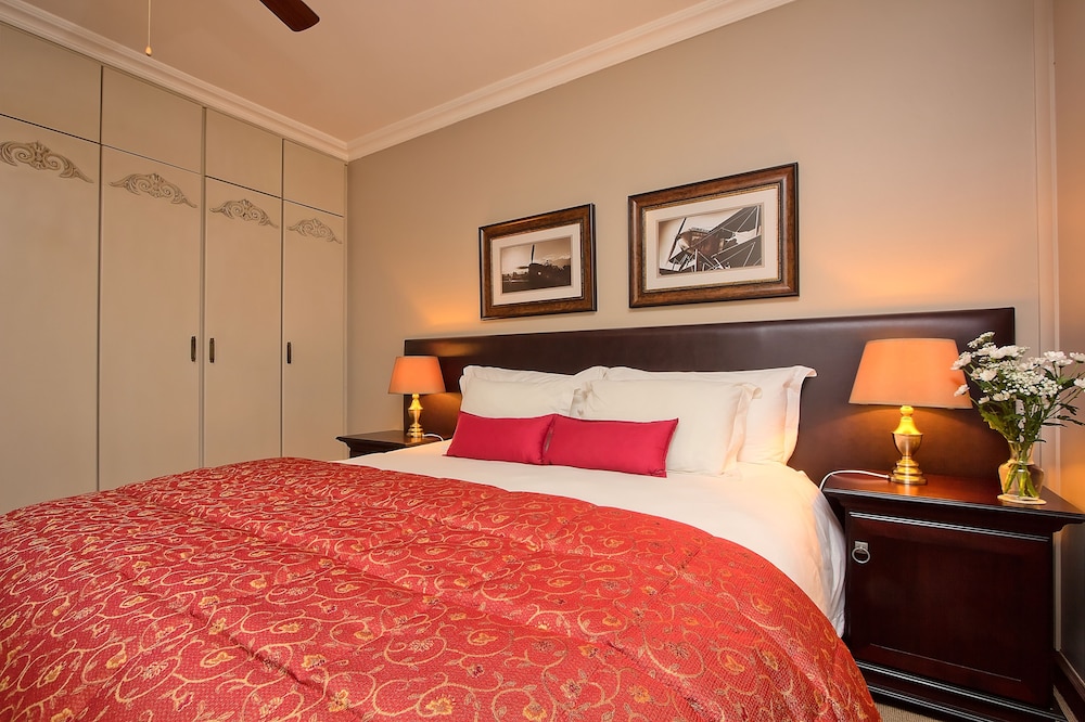 Deluxe King Room with shower and bath photo 3
