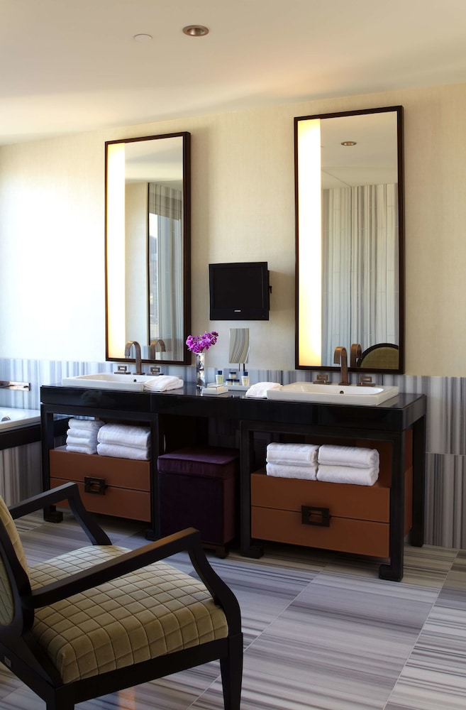 Skyline View King Room