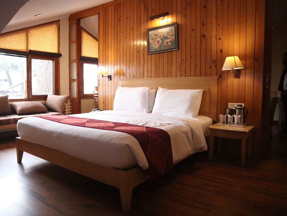 Interconnected Family Rooms with Jacuzzi - Photo 4