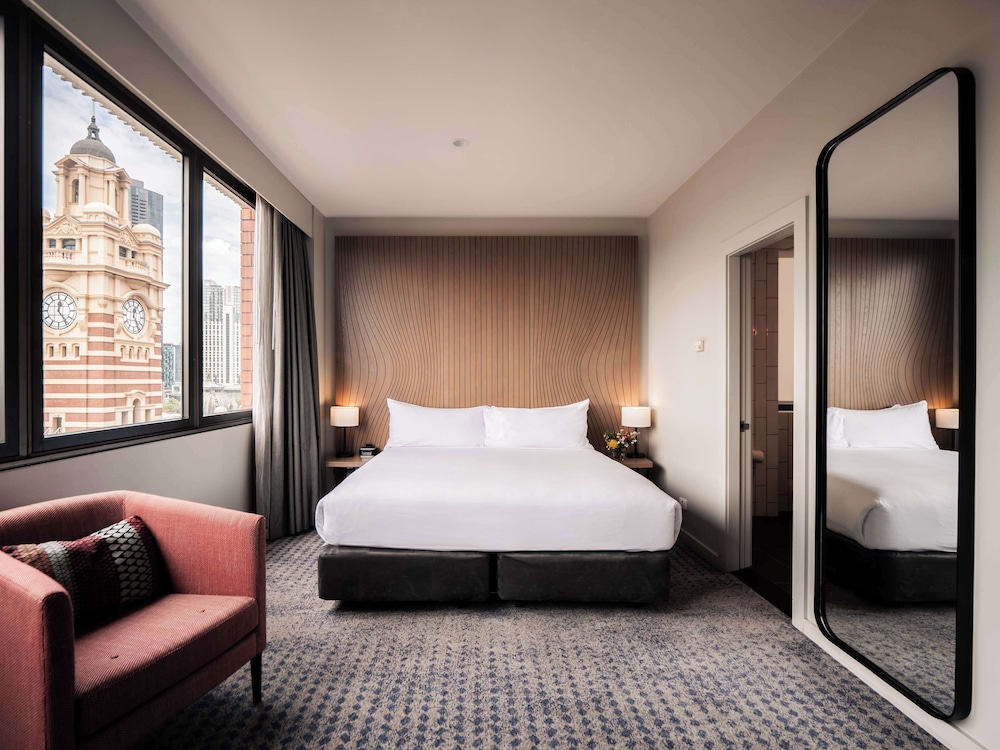 Room, 1 King Bed (Flinders Street Station View) - Photo 1