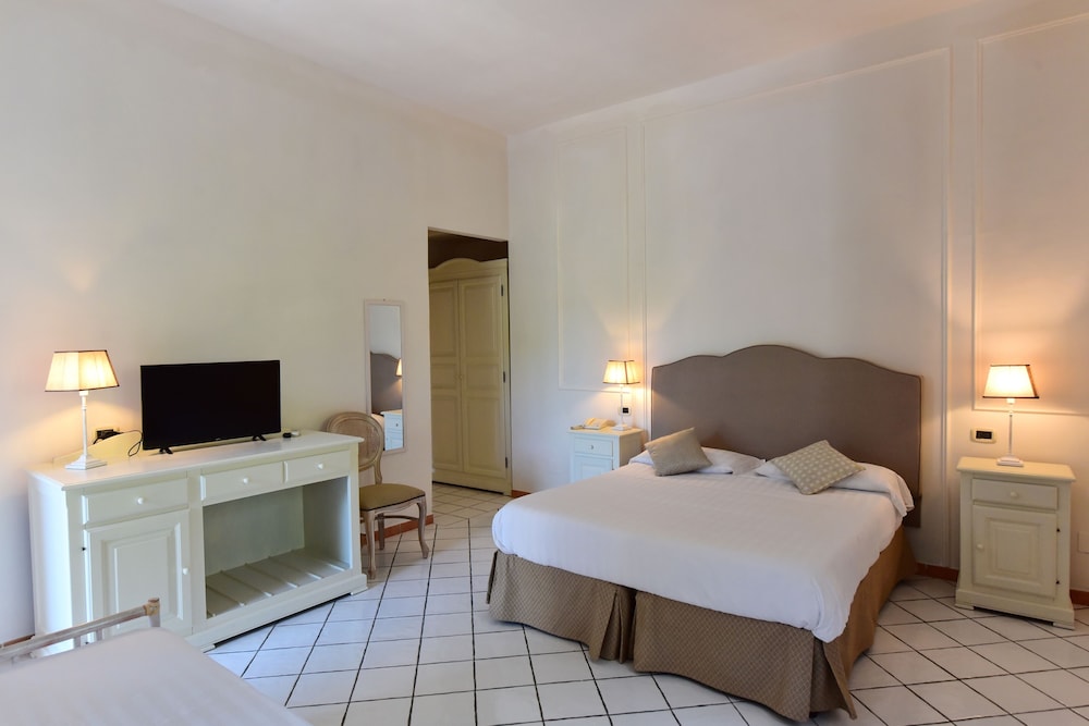 Standard Triple Room, Hill View photo 1