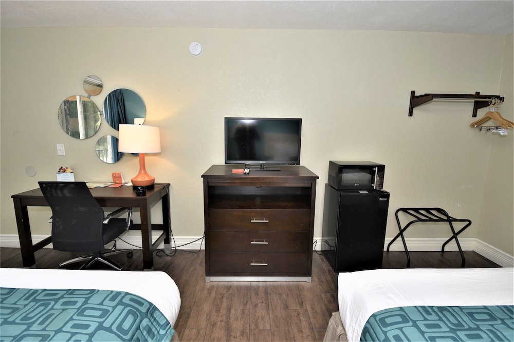 Room, 1 King Bed, Non Smoking - Photo 3