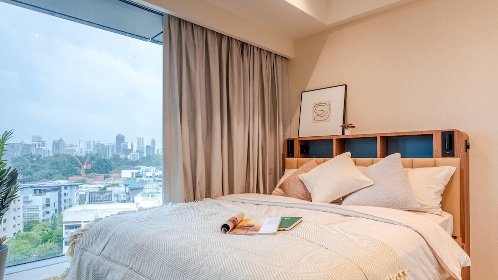 Premium Studio Suite, 1 Queen Bed, City View photo 3