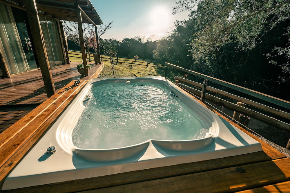 Esphera Água com Jacuzzi Externa com Hidromassagem photo 1