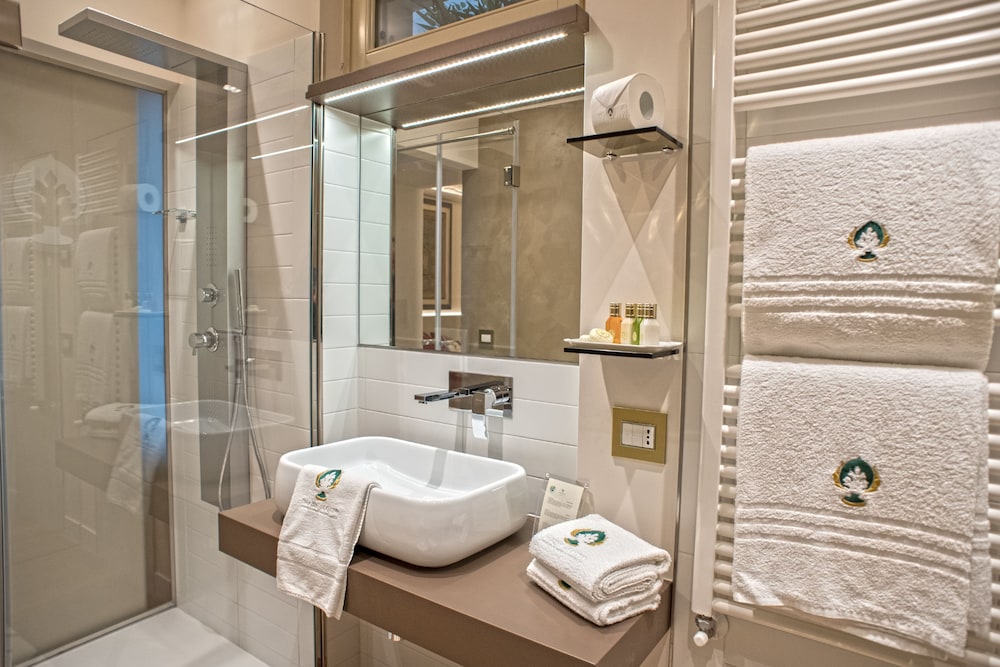 Deluxe Room, 1 Double Bed, City View, Tower photo 2