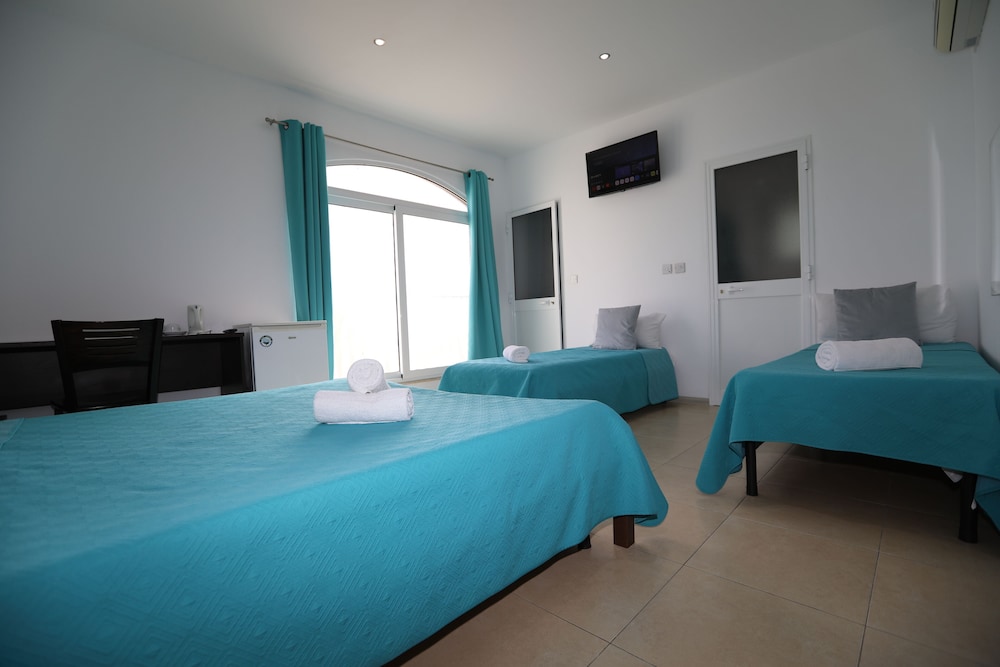 Room 44 Quadruple - 1 Double bed and 2 Single beds - Large Window City View