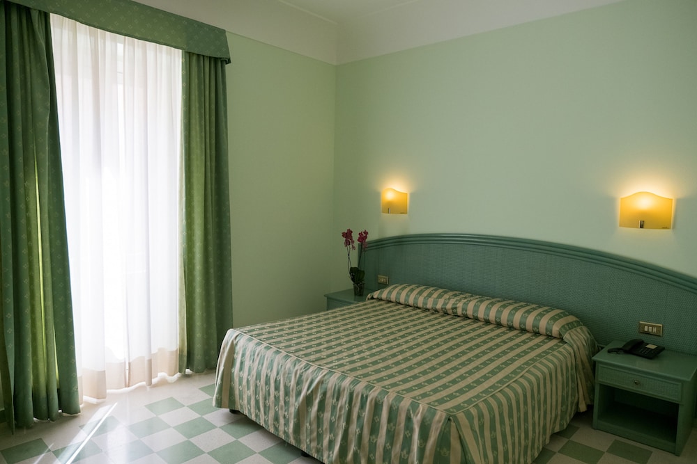 Deluxe Room - Photo 3