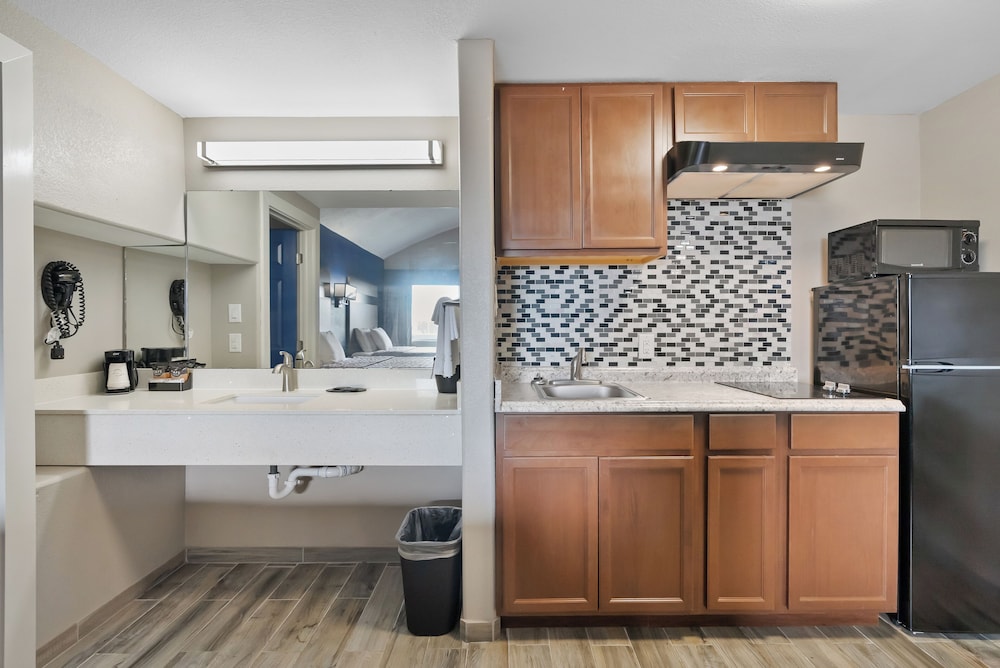 Standard Room, 2 Queen Beds, Kitchenette, Ground Floor - Photo 5