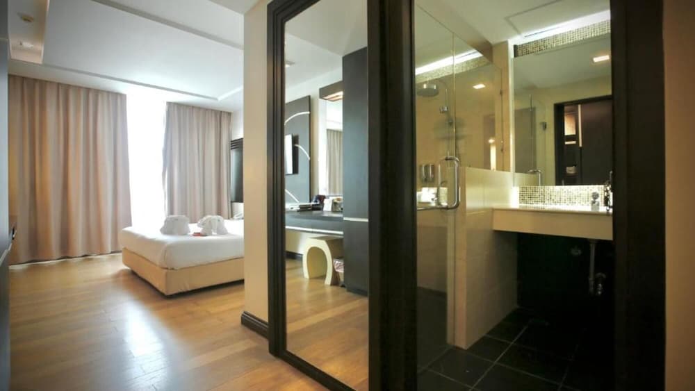Superior Room, 1 King Bed photo 3