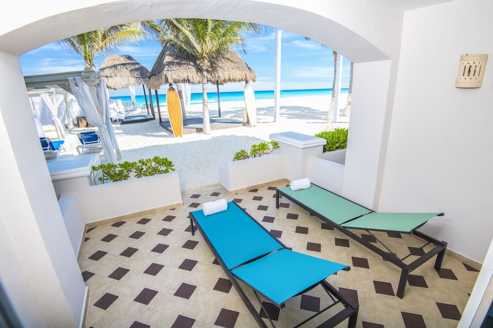 Junior Room, 1 King Bed, Beachfront (Walk Out)
