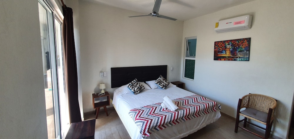Studio, 1 King Bed photo 3
