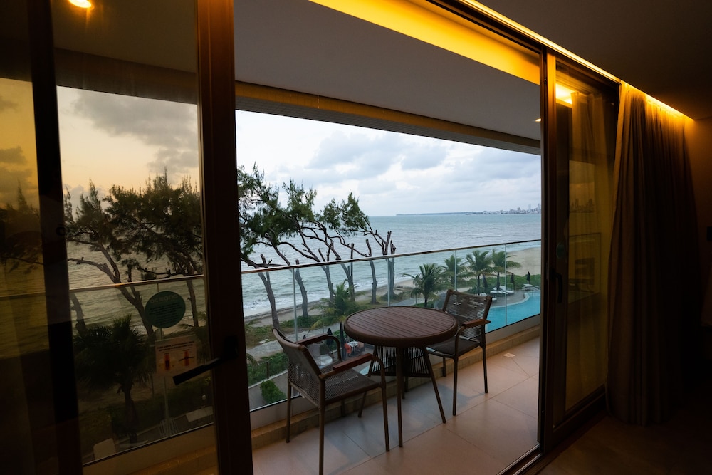 Premium Studio Suite, 1 Queen Bed, Ocean View, Beachfront thumbnail 5