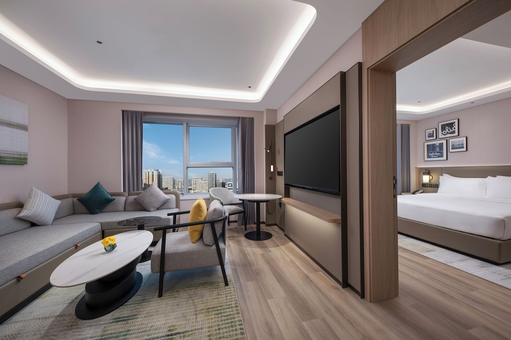 Suite, 1 King Bed, City View
