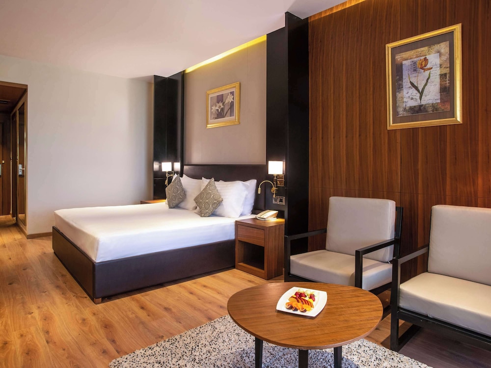 Executive Room, 1 King Bed, City View thumbnail 5