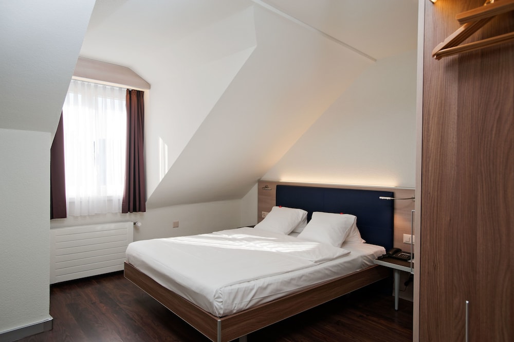 Small Double Queen Room - Photo 12