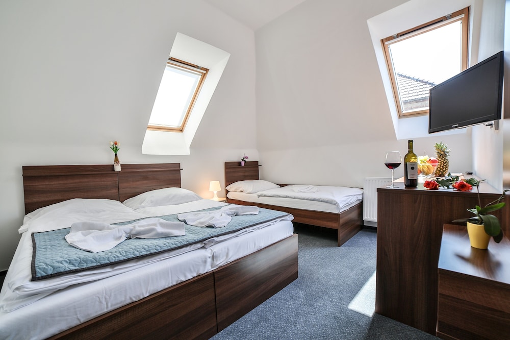 Triple Room, 1 Bedroom, Ensuite, City View photo 1