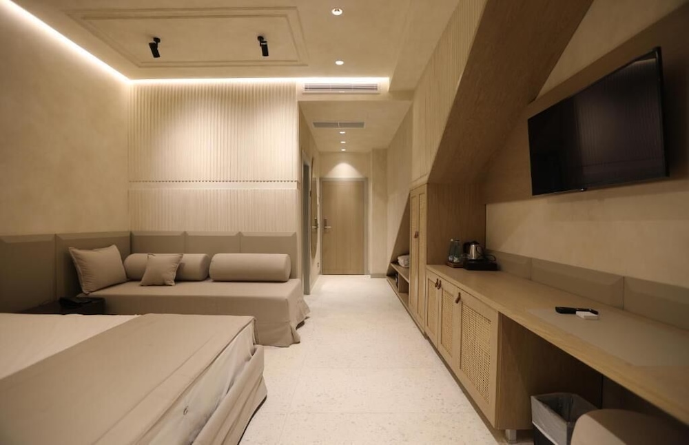 Deluxe King Suite with private pool photo 2