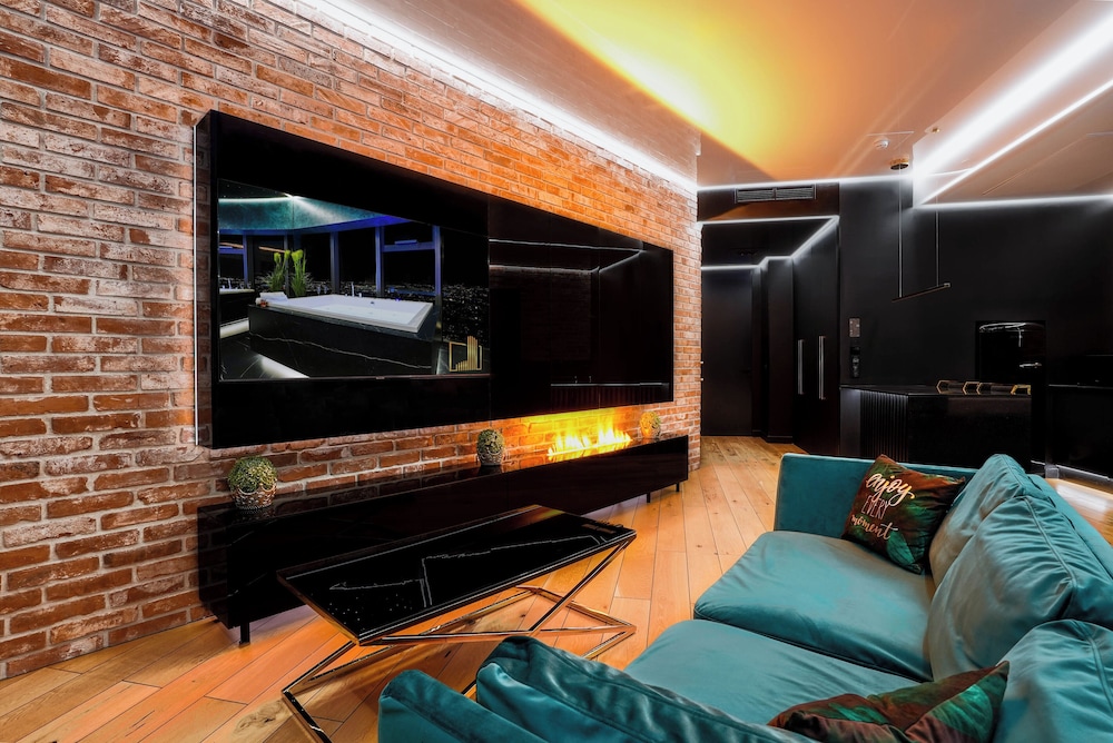 46 Floor Apartment with Hot Tub and Old Town View