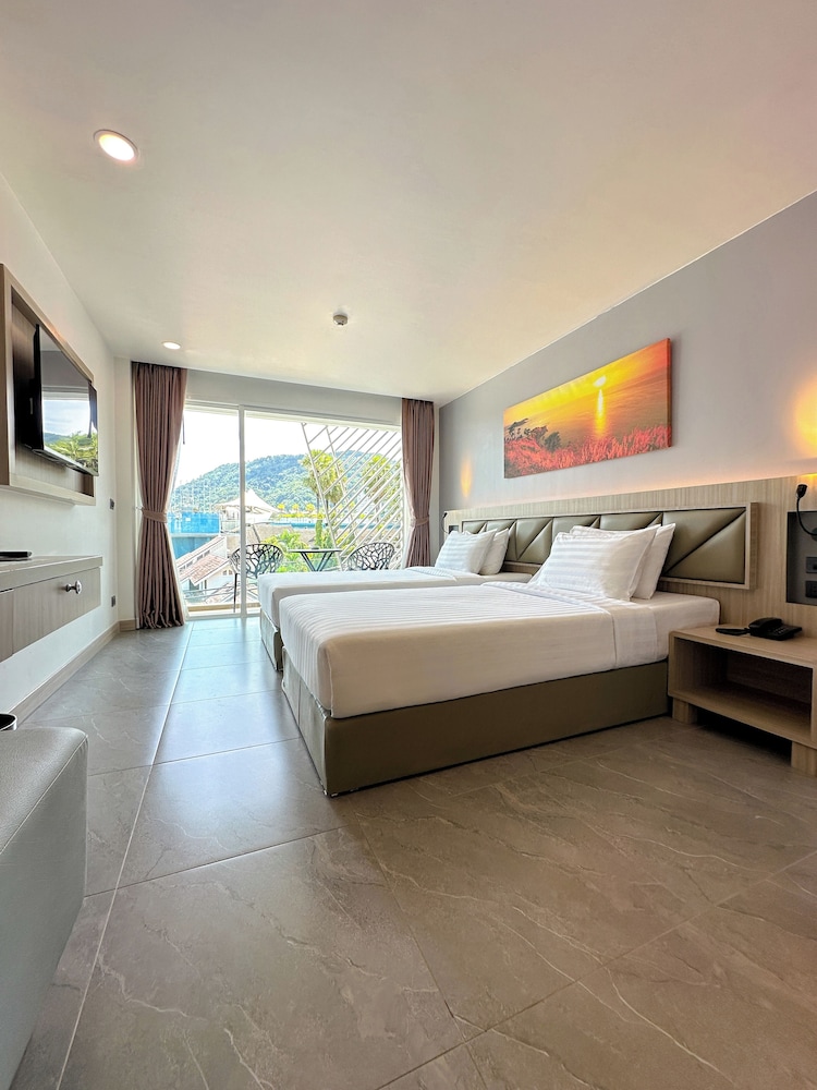 Deluxe Twin Balcony Mountain View