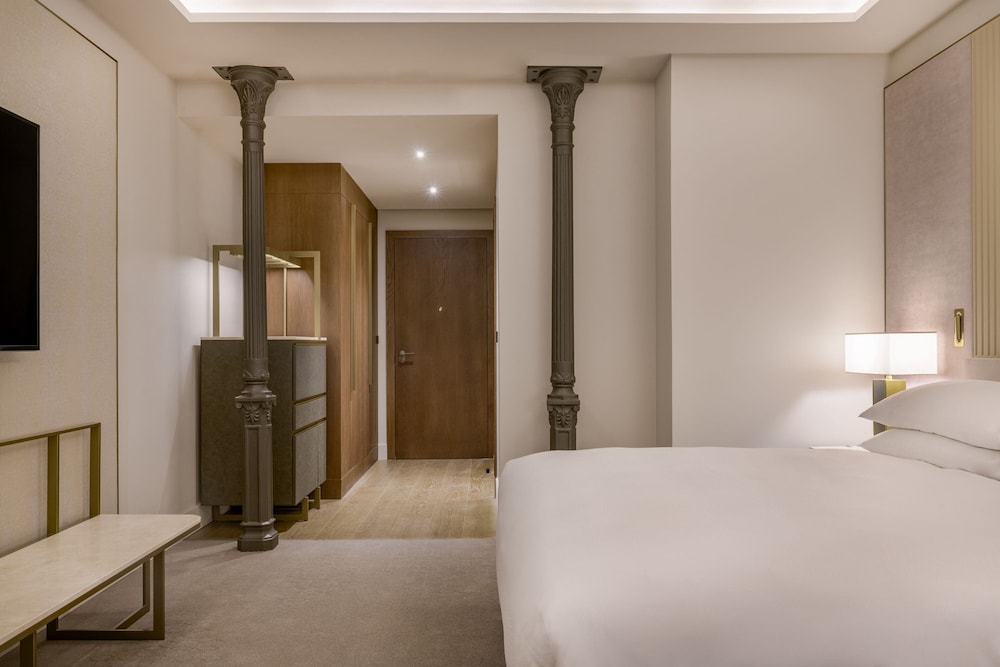 Premium Room, 1 King Bed, Non Smoking, City View (Balcony) thumbnail 5