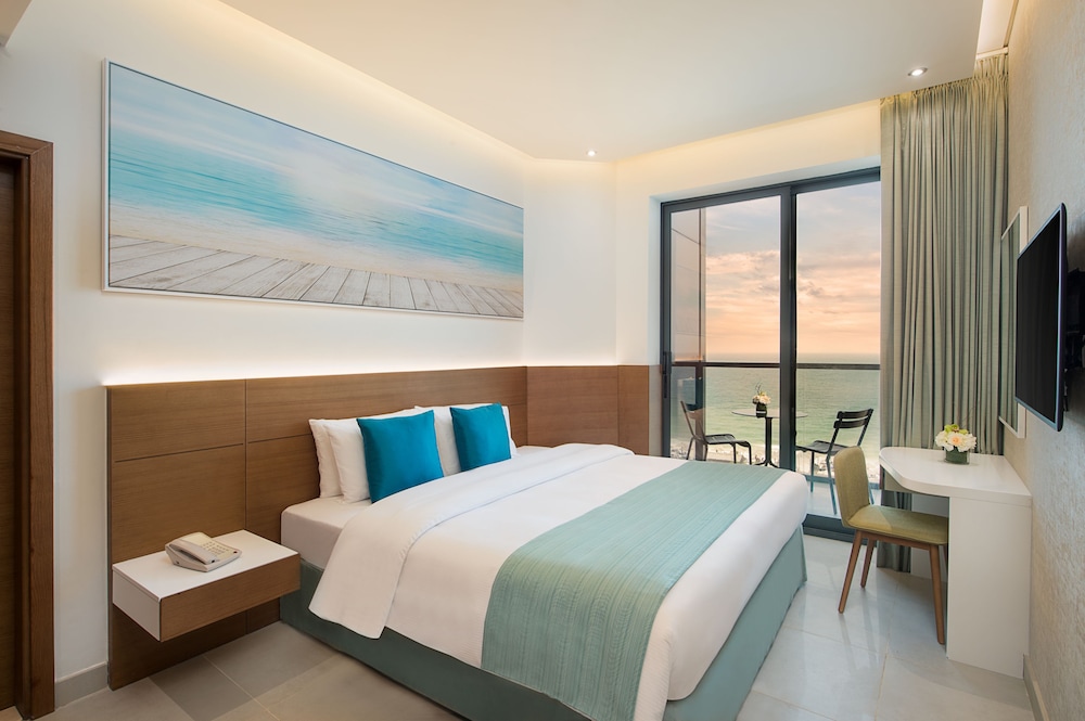 Standard Room, 1 King Bed, Smoking, Sea View