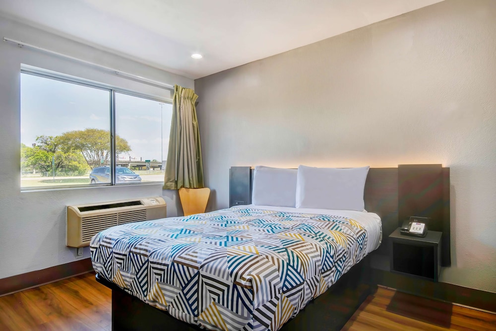 Deluxe Room, 1 Queen Bed, Non Smoking, Kitchenette