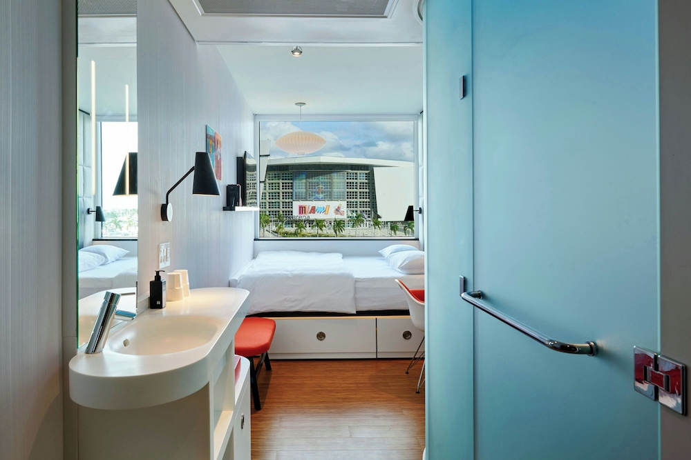 Premium Room, 1 King Bed (View) - Photo 6