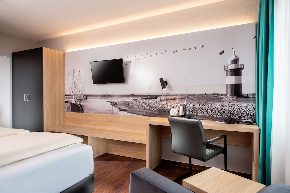 Standard Room, 1 Queen Bed (Business) - Photo 2