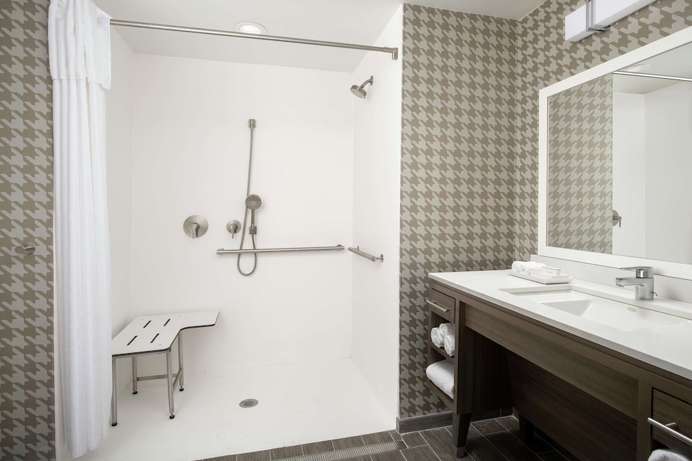 Studio, 2 Queen Beds, Accessible (Roll-In Shower)