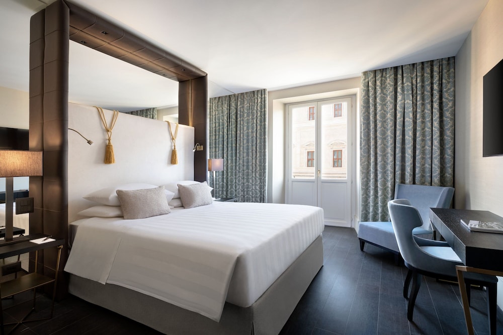 Deluxe Room, 1 King Bed, City View thumbnail 5