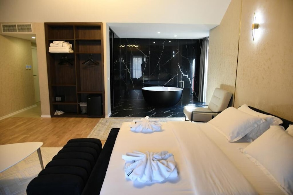 Family Studio, 1 King Bed, Non Smoking, Garden View