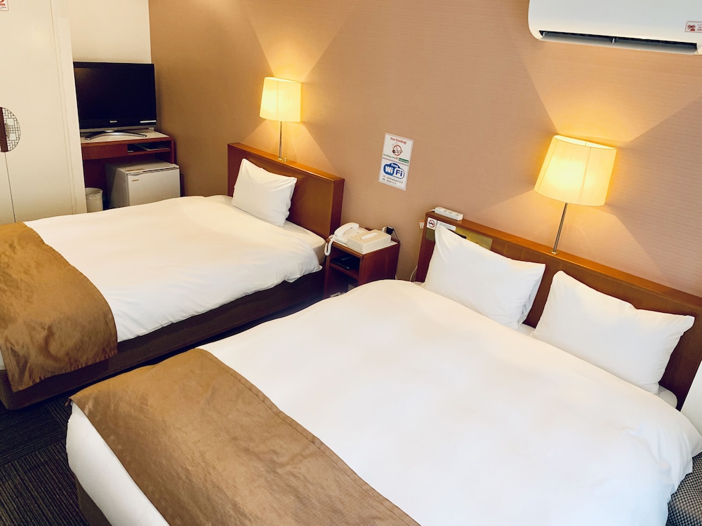 Standard Twin Room (1 Single Bed and 1 Double Bed), Non Smoking photo 2