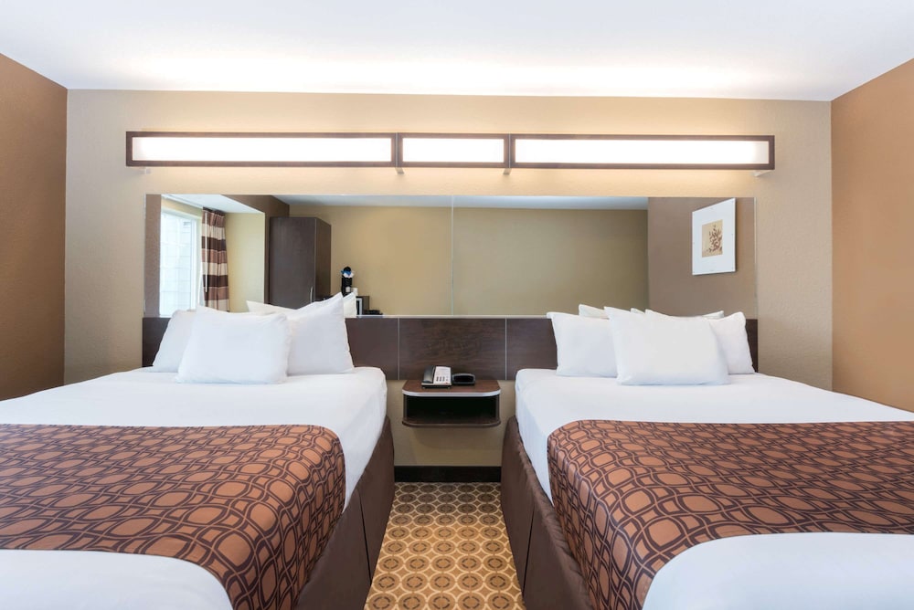 Standard Room, 2 Queen Beds - Photo 3