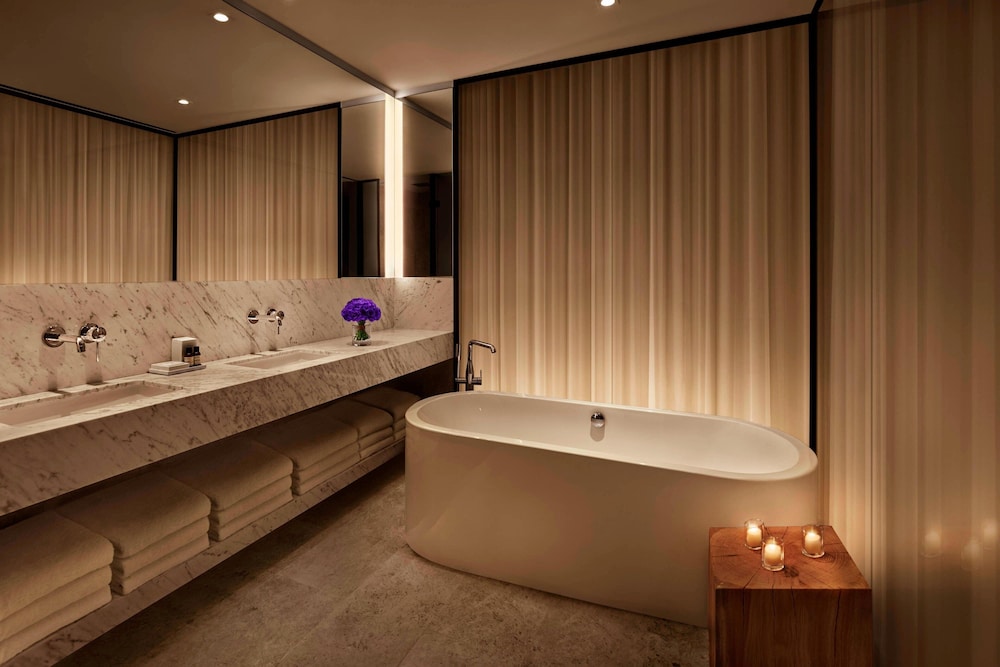 Premier Room, 1 King Bed thumbnail 5