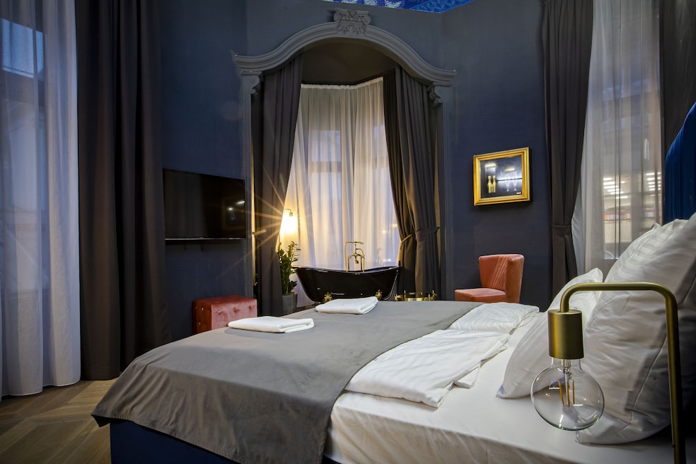 Deluxe Suite, Hot Tub - Photo 1
