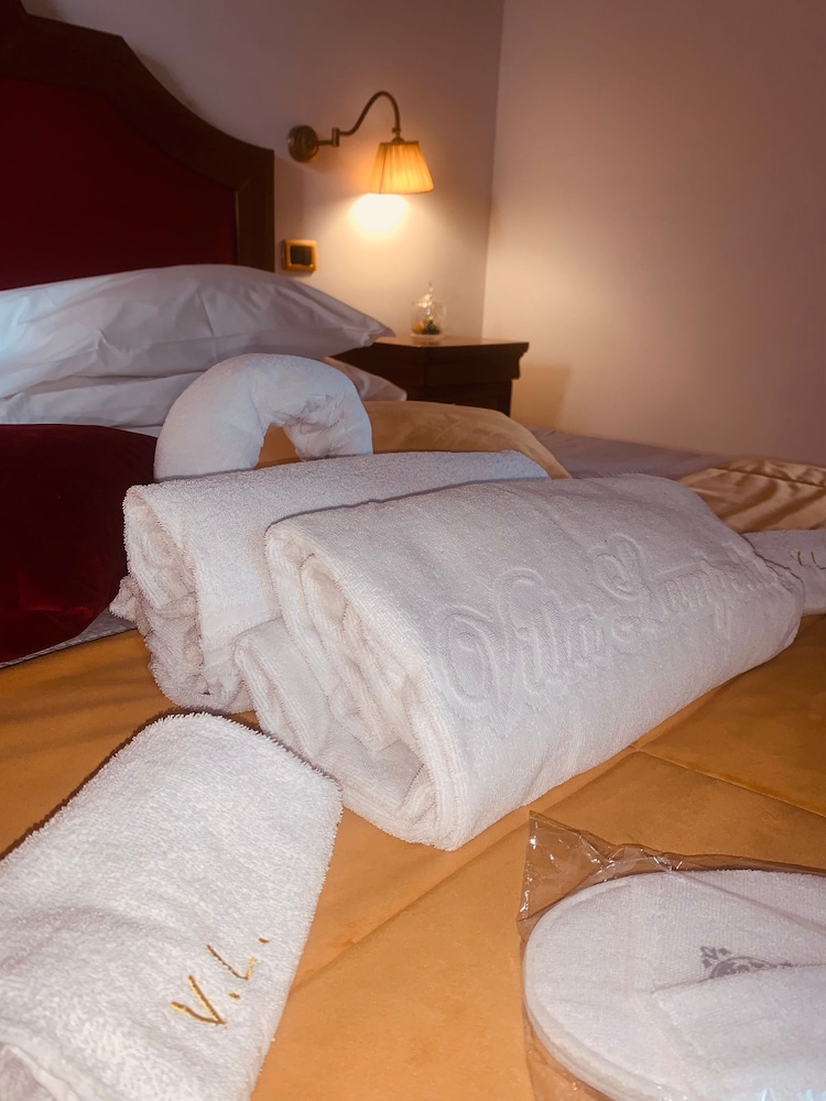 Executive Suite, 1 Queen Bed, Patio, Courtyard Area photo 2