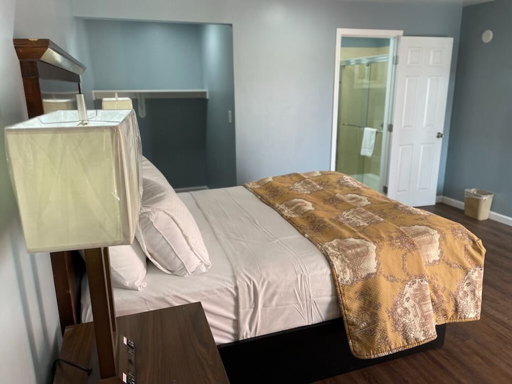 Queen Bed, Non-Smoking - Photo 19