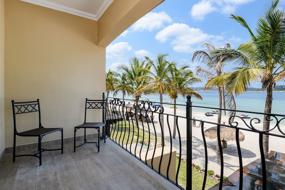 Three Bedroom Duplex Apartment with Patio - Photo 9
