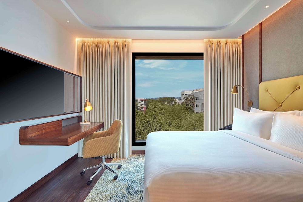 Deluxe Suite, 1 King Bed - Photo 1