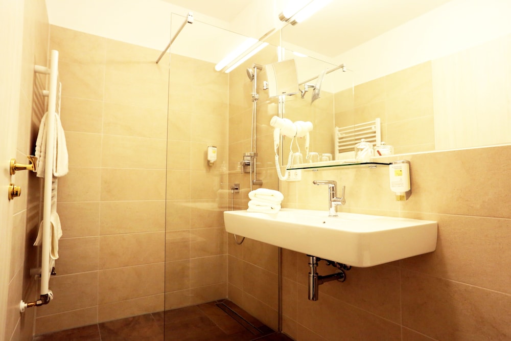 Standard Double Room - Photo 9