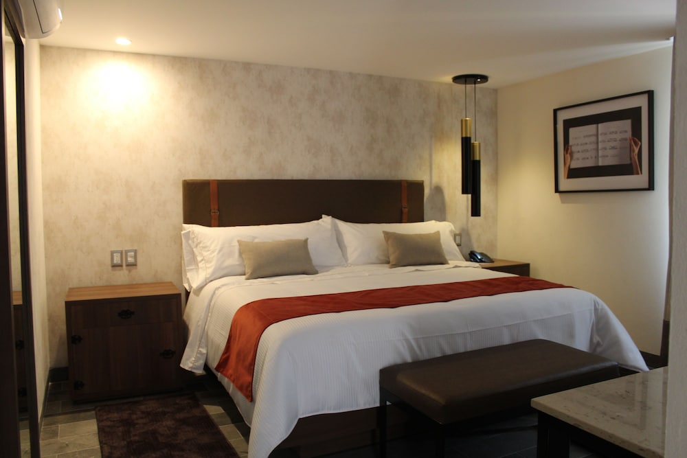 Superior Room, 1 King Bed photo 2