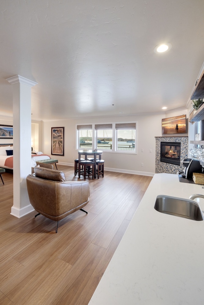 Panoramic Suite, Accessible, Private Bathroom (Marine Oceanfront) photo 3
