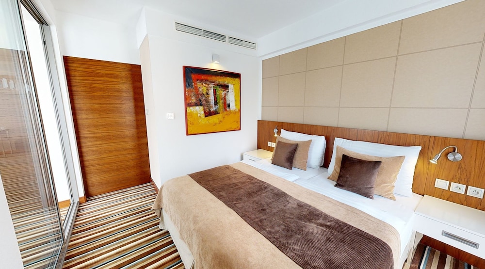 Senior Suite, 1 Bedroom, Bathtub, Corner photo 2
