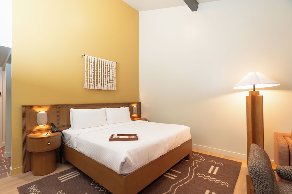 Deluxe Room, 1 King Bed (Accessible)