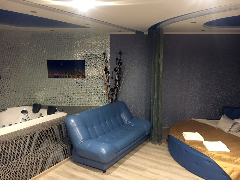 Studio Suite, Jetted Tub (Flash)