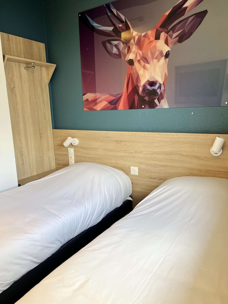 Standard Twin Room, 2 Twin Beds - Photo 9